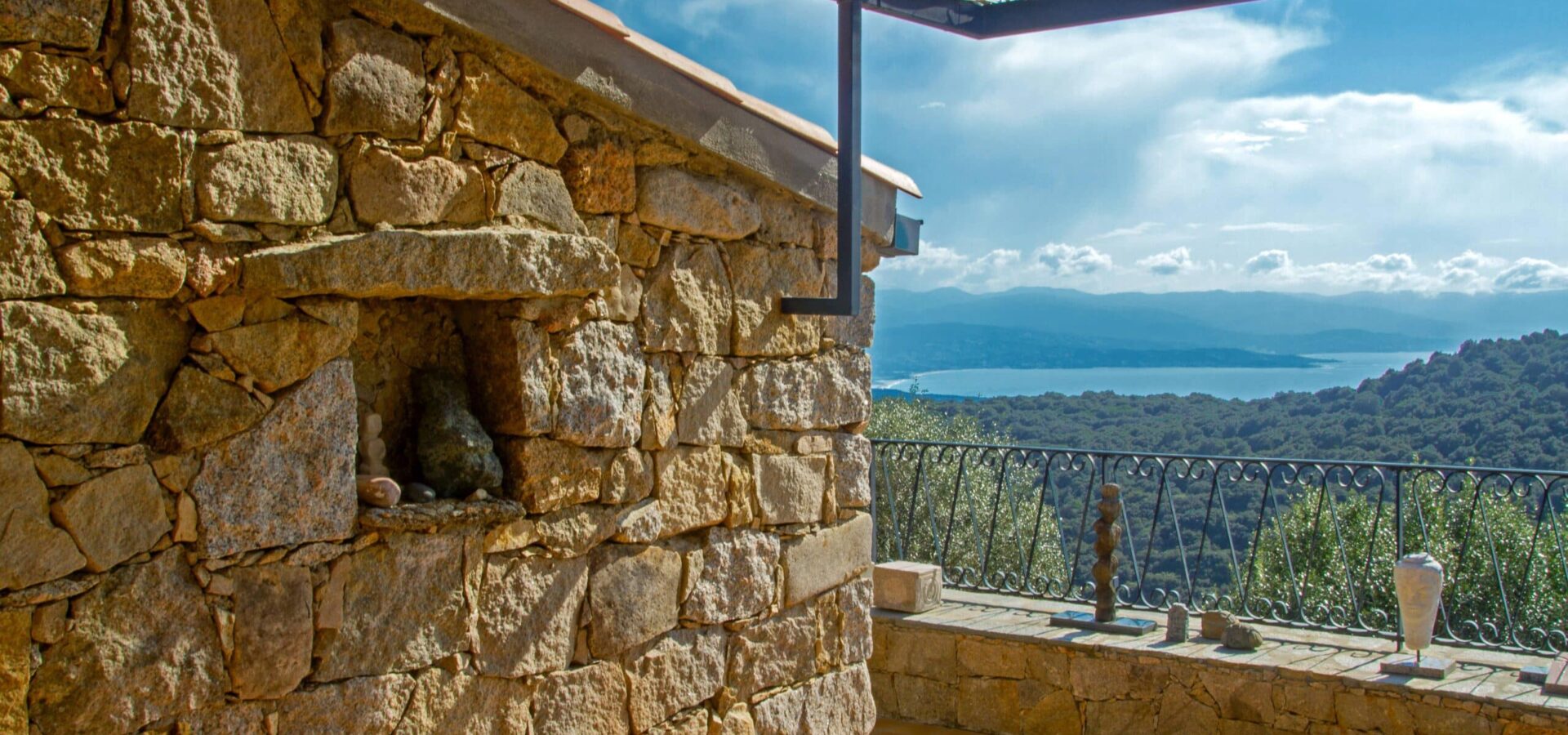 villa en pierre dominant le golfe d'Ajaccio