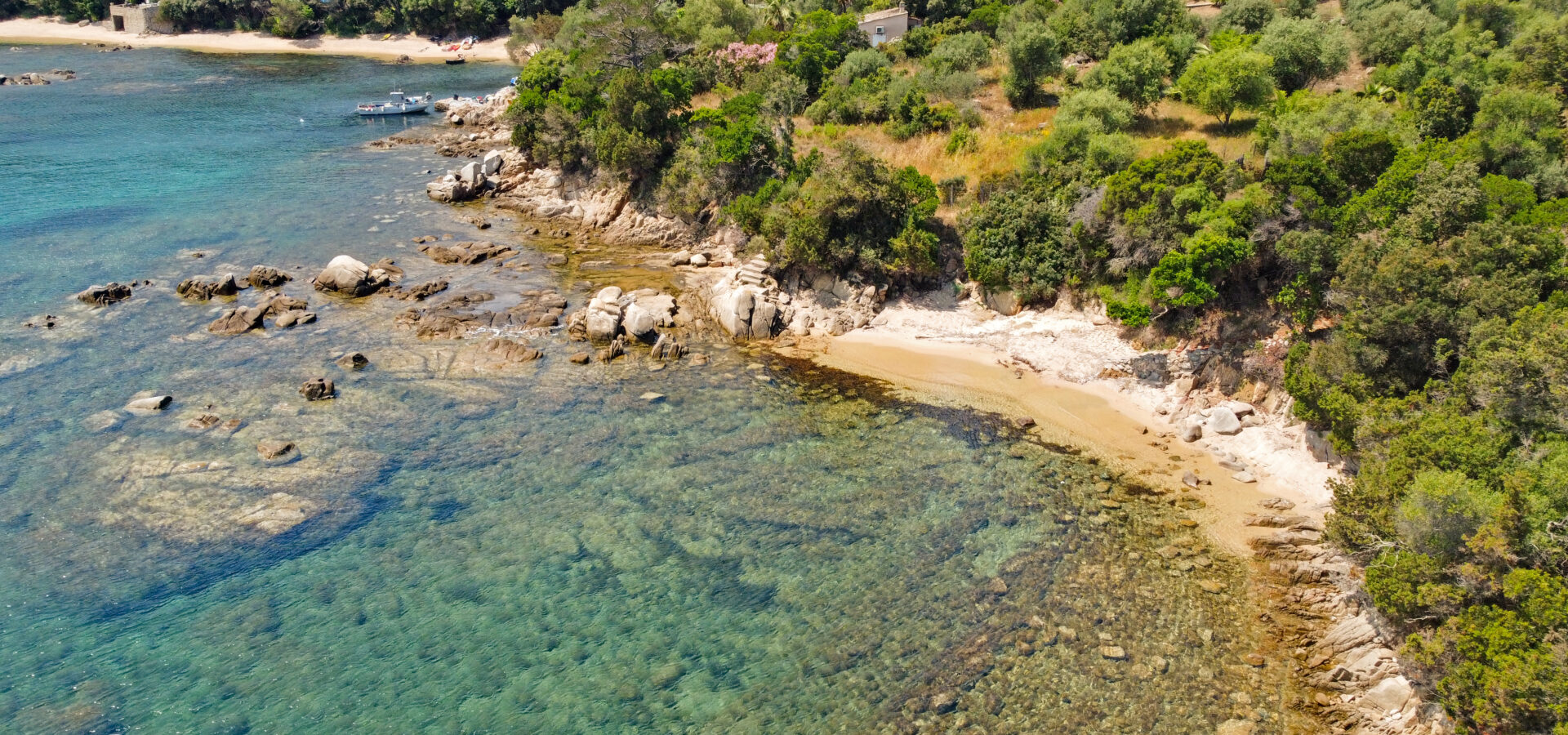 Pieds dans l'eau de rêve à Coti-Chiavari